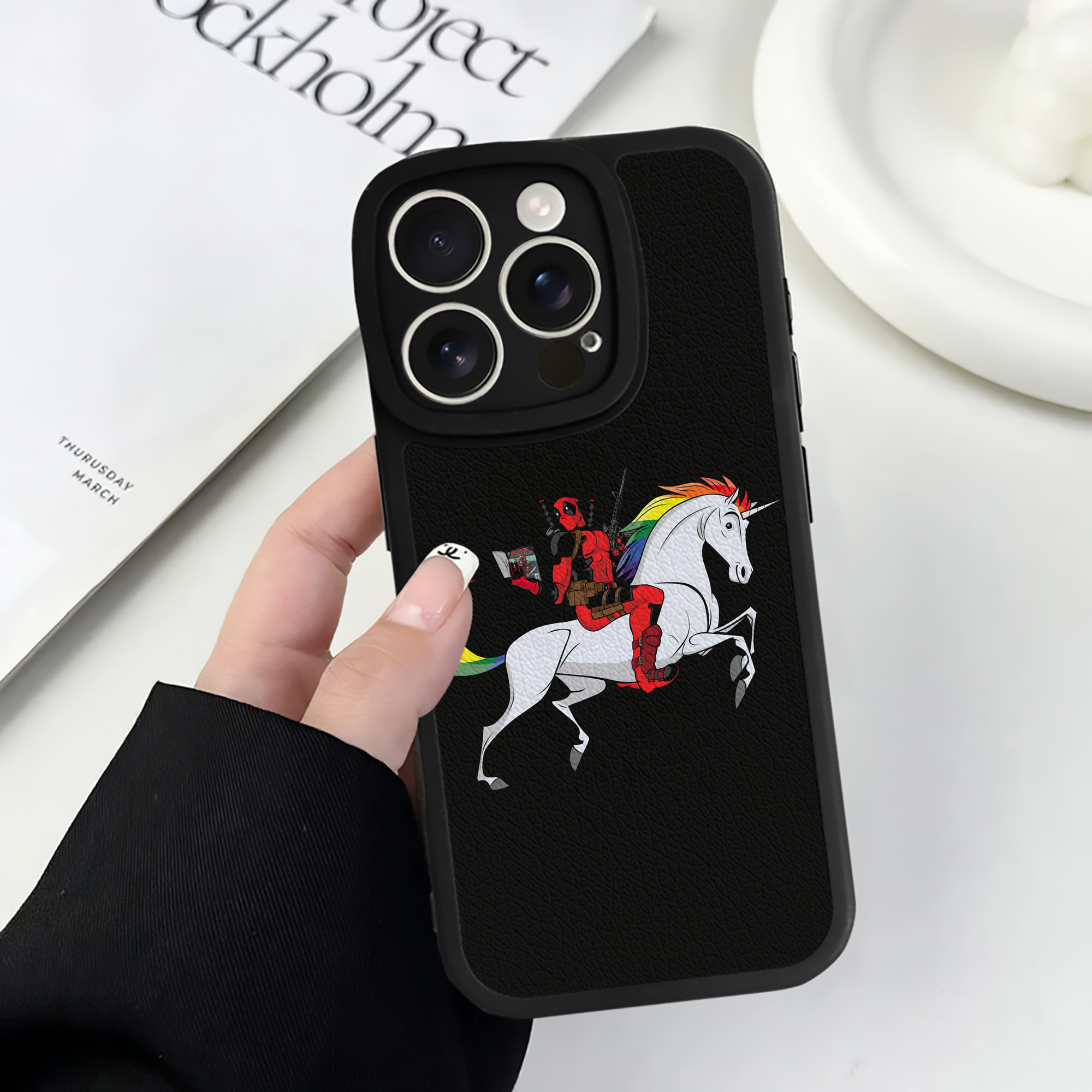 （画像用） Deadpool デッドプール 【iPhone 16シリーズ対応】シリコンスマホケース（レザー調） 材質：シリコン